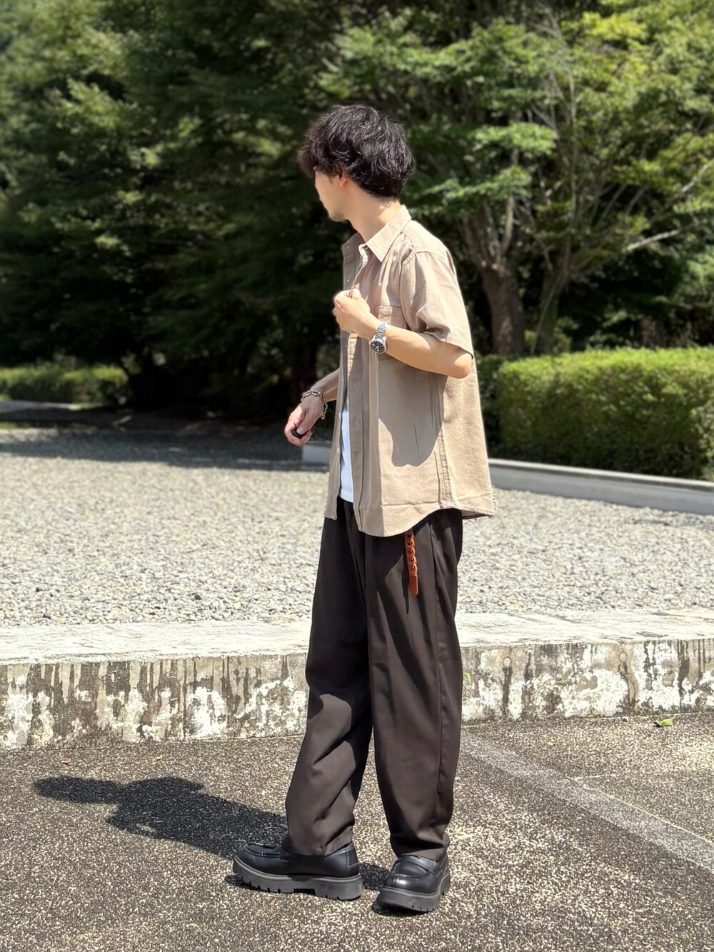 ベージュ系のシャツ/ブラウス、ブラウン系のスラックス、ブラウン系のベルトを着用したメンズの夏コーディネートの3枚目の写真