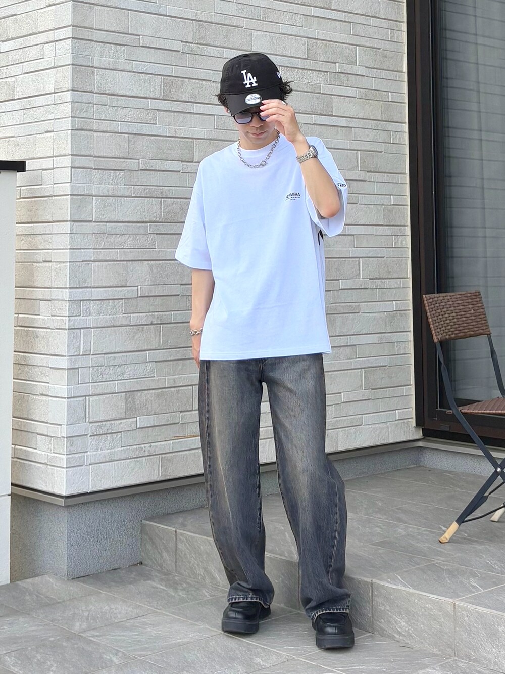 ホワイト系のTシャツ/カットソー、ブラック系のキャップ、シルバー系のネックレスを着用したメンズの夏コーディネートの2枚目の写真