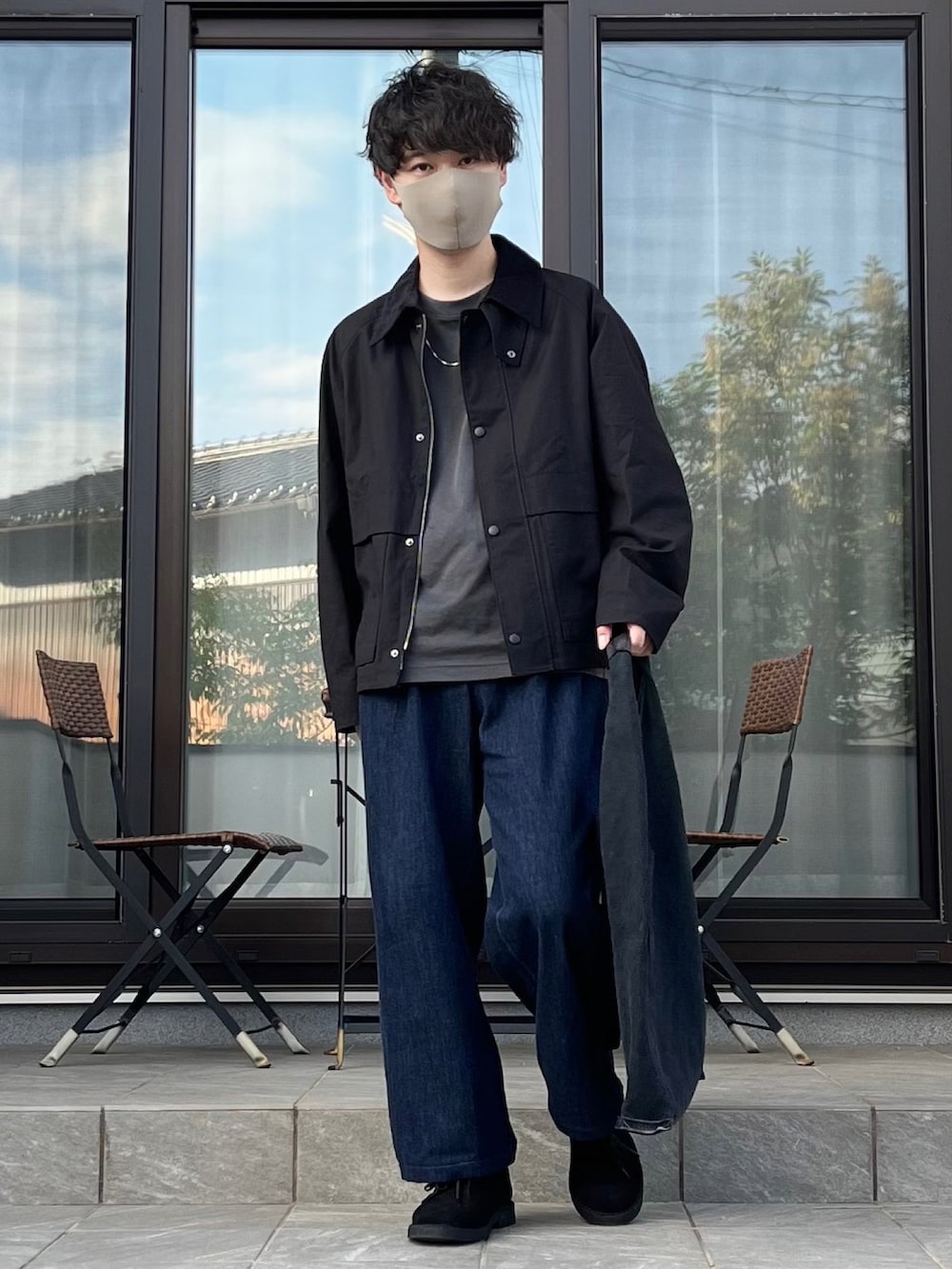 ブラック系のジャケット/アウター、ブルー系のデニムパンツ、グレー系のTシャツ/カットソーを着用したメンズの秋コーディネートの2枚目の写真