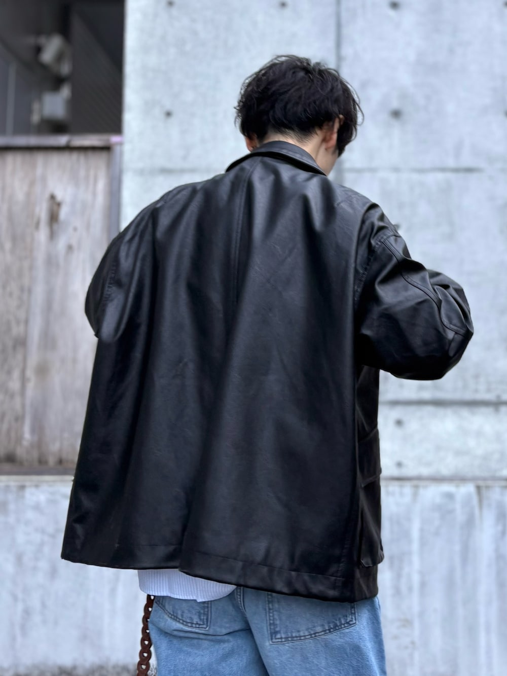 ブラック系のブルゾン、ブルー系のシャツ/ブラウス、ブルー系のデニムパンツを着用したメンズの冬コーディネートの2枚目の写真