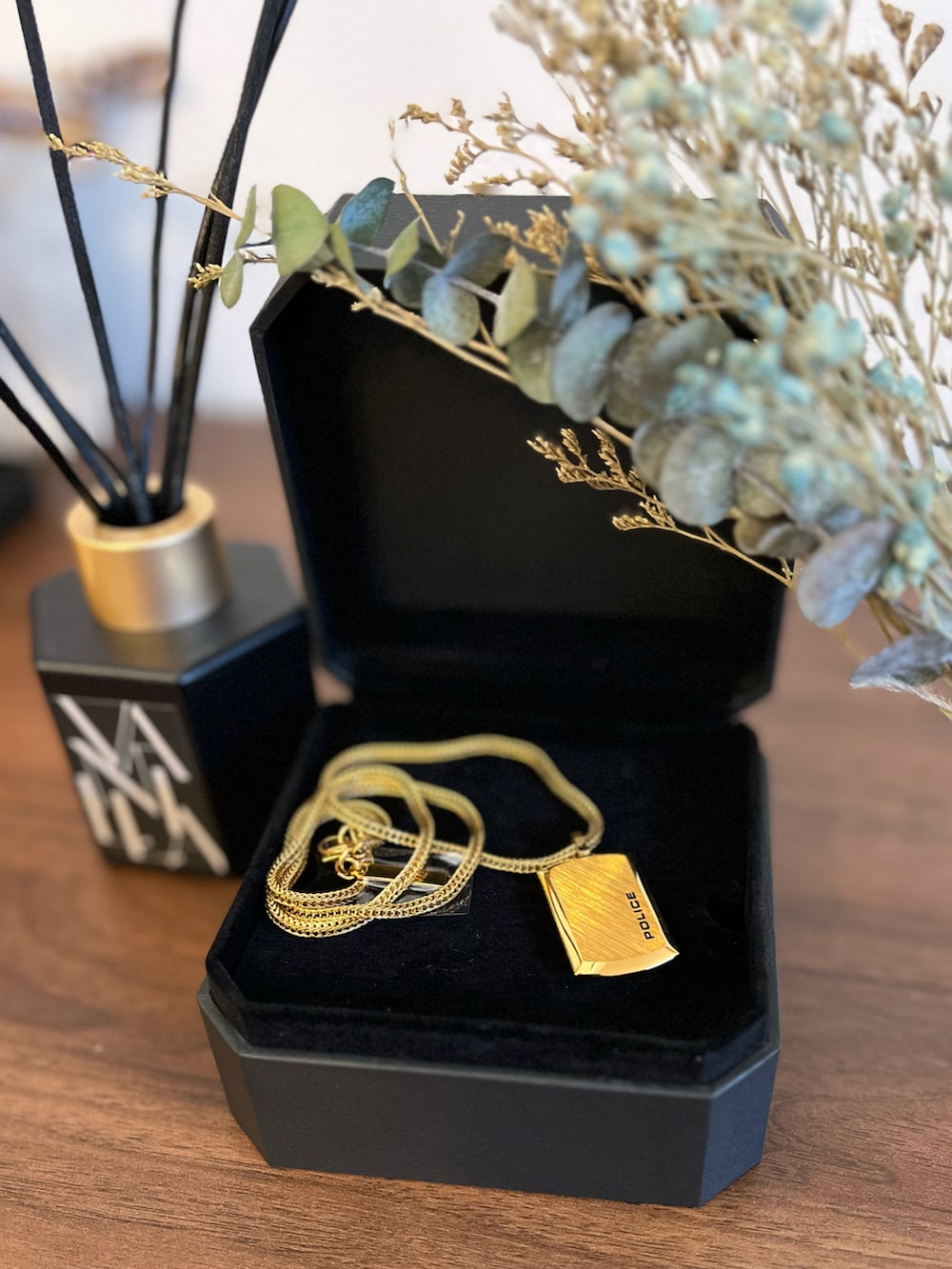 グレー系のTシャツ/カットソー、ブラック系のデニムパンツ、ブラック系のスニーカーを着用したメンズの秋コーディネートの2枚目の写真