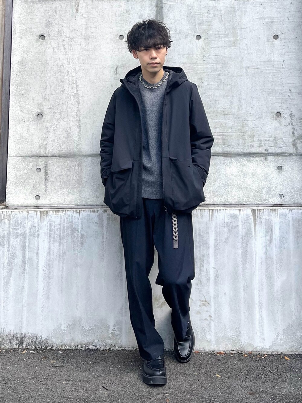 ブラック系のダウンジャケット/コート、グレー系のベルト、シルバー系のネックレスを着用したメンズの冬コーディネートの2枚目の写真