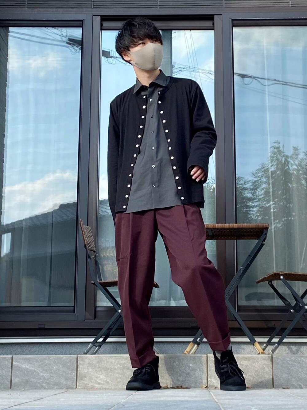 ブラック系のカーディガン/ボレロ、グリーン系のシャツ/ブラウス、レッド系のスラックスを着用したメンズの秋コーディネートの4枚目の写真