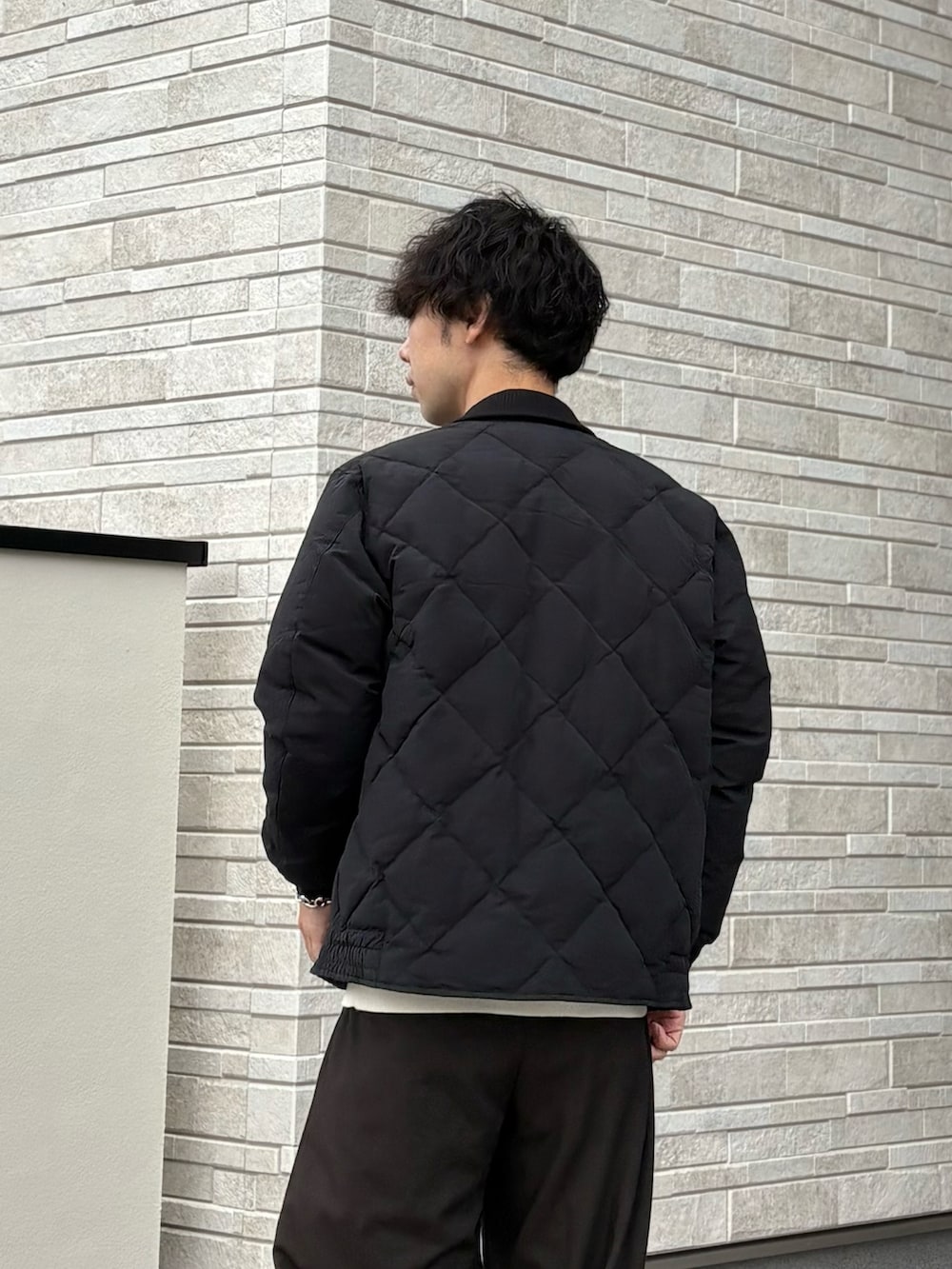 ブラック系のダウンジャケット/コートを着用したメンズの冬コーディネートの4枚目の写真