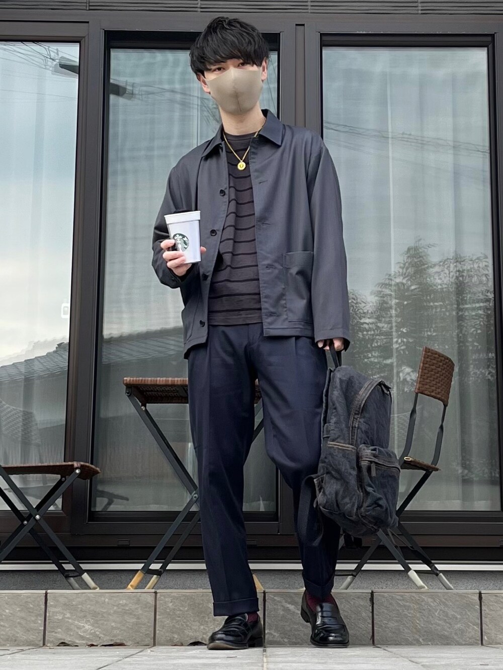 ブラック系のバックパック/リュック、グレー系のカバーオール、グレー系のTシャツ/カットソーを着用したメンズの春コーディネートの4枚目の写真