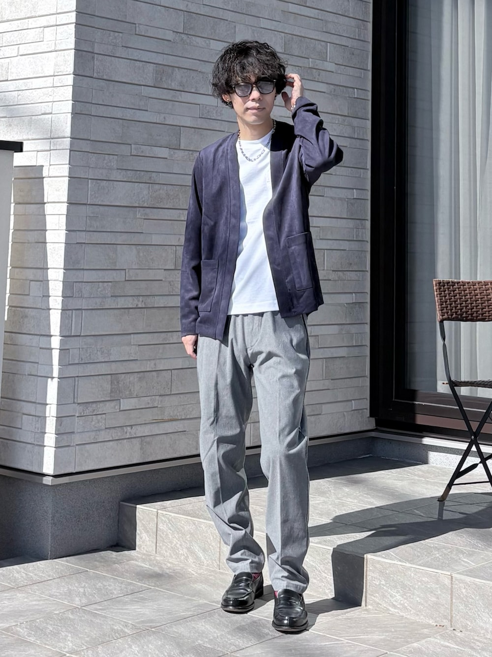 ブルー系のカーディガン/ボレロ、グレー系のその他パンツ、ブラック系のローファーを着用したメンズの冬コーディネートの2枚目の写真