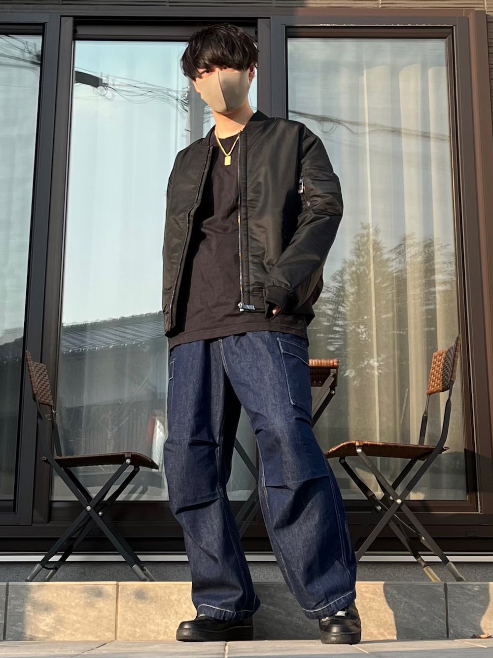 ブラック系のその他アウター、ブラック系のTシャツ/カットソー、ブラック系のスニーカーを着用したメンズの秋コーディネートの3枚目の写真