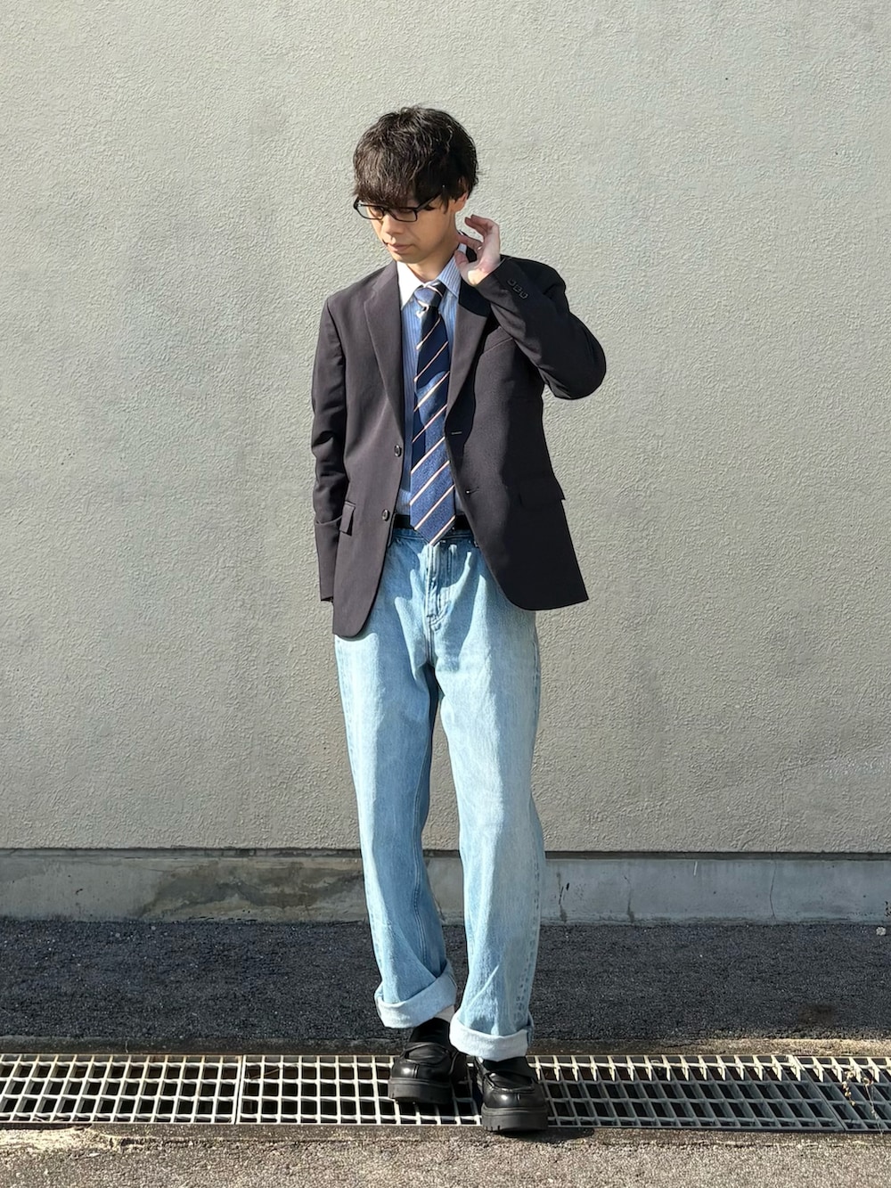 ブルー系のジャケット/アウター、ブルー系のネクタイ、ブルー系のシャツ/ブラウスを着用したメンズの冬コーディネートの3枚目の写真