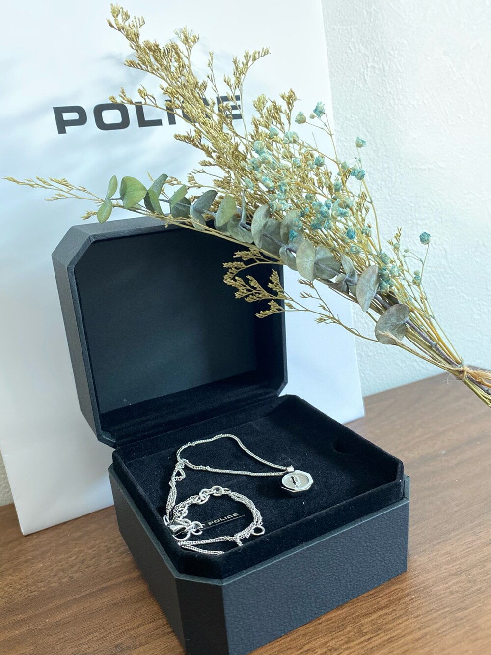 ブルー系のその他アウター、ブルー系のTシャツ/カットソー、グレー系のスラックスを着用したメンズの夏コーディネートの2枚目の写真