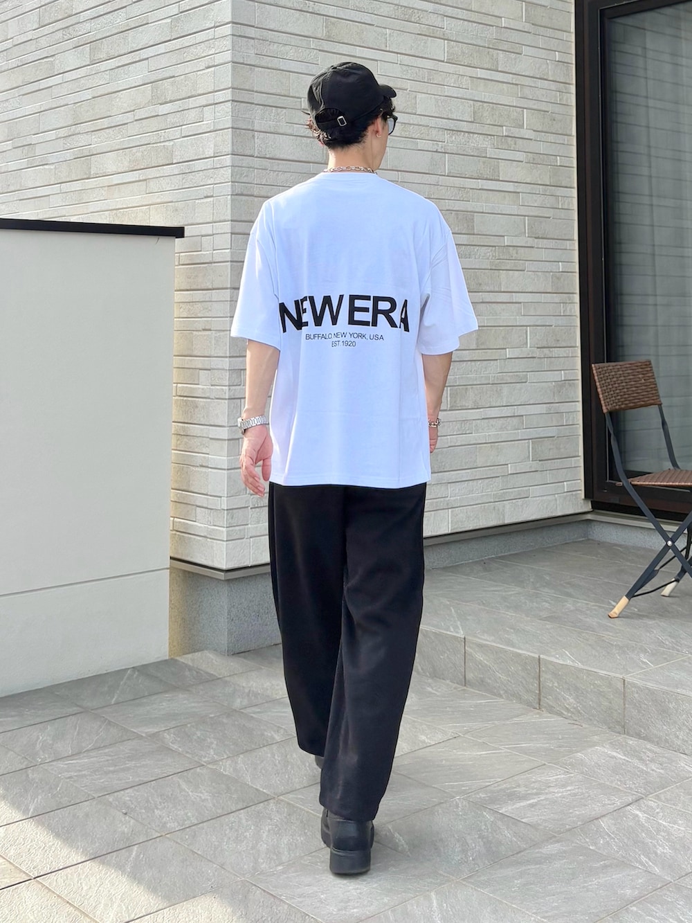 ホワイト系のTシャツ/カットソー、シルバー系のネックレス、ブラック系のキャップを着用したメンズの夏コーディネートの3枚目の写真