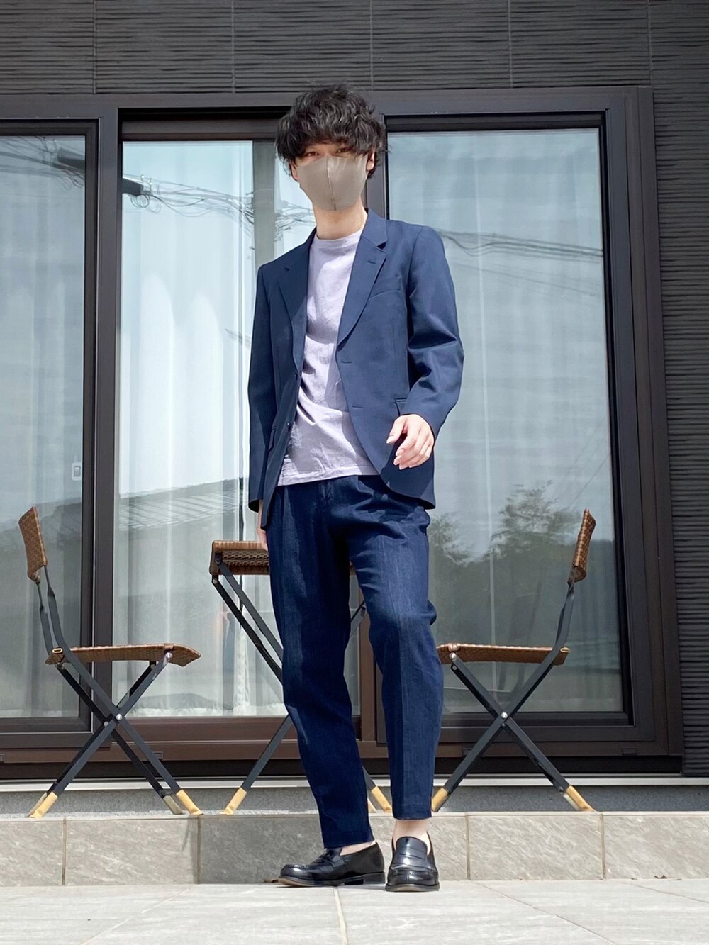 ブルー系のその他アウター、グレー系のTシャツ/カットソー、ブルー系のデニムパンツを着用したメンズの春コーディネートの2枚目の写真