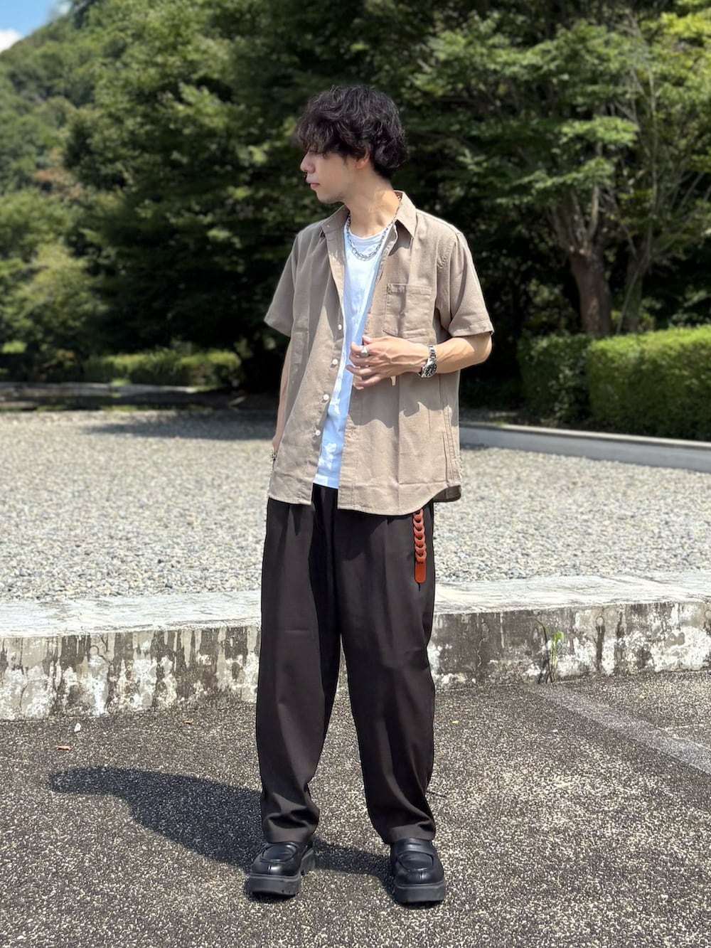ベージュ系のシャツ/ブラウス、ブラウン系のスラックス、ブラウン系のベルトを着用したメンズの夏コーディネートの2枚目の写真