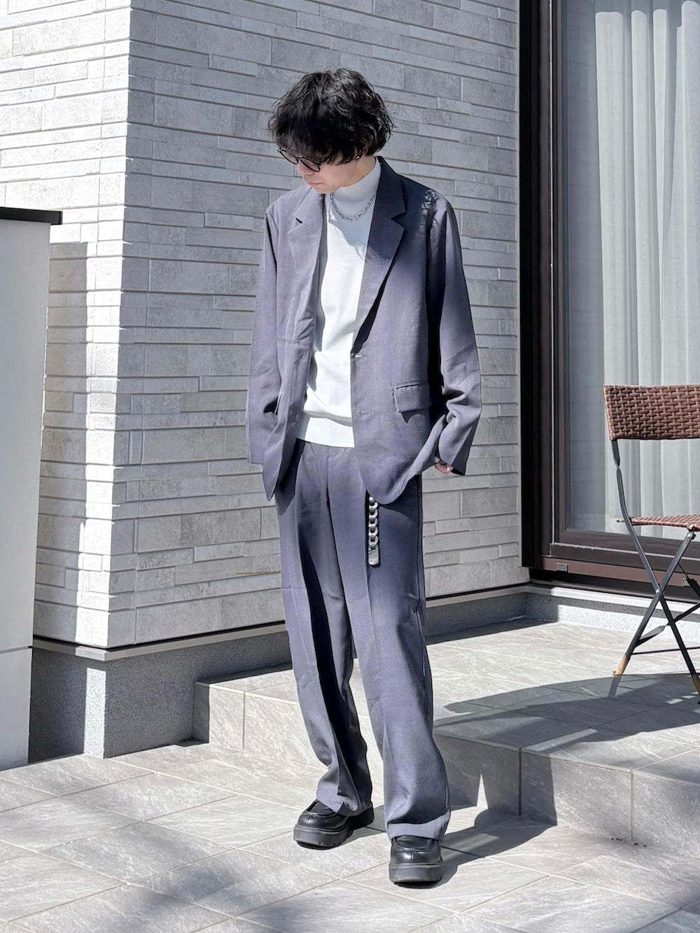 グレー系のセットアップを着用したメンズの春コーディネートの2枚目の写真