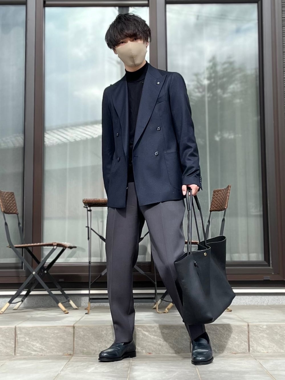 ブラック系のテーラードジャケット、グレー系のスラックス、ブラック系のトートバッグを着用したメンズの秋コーディネートの2枚目の写真