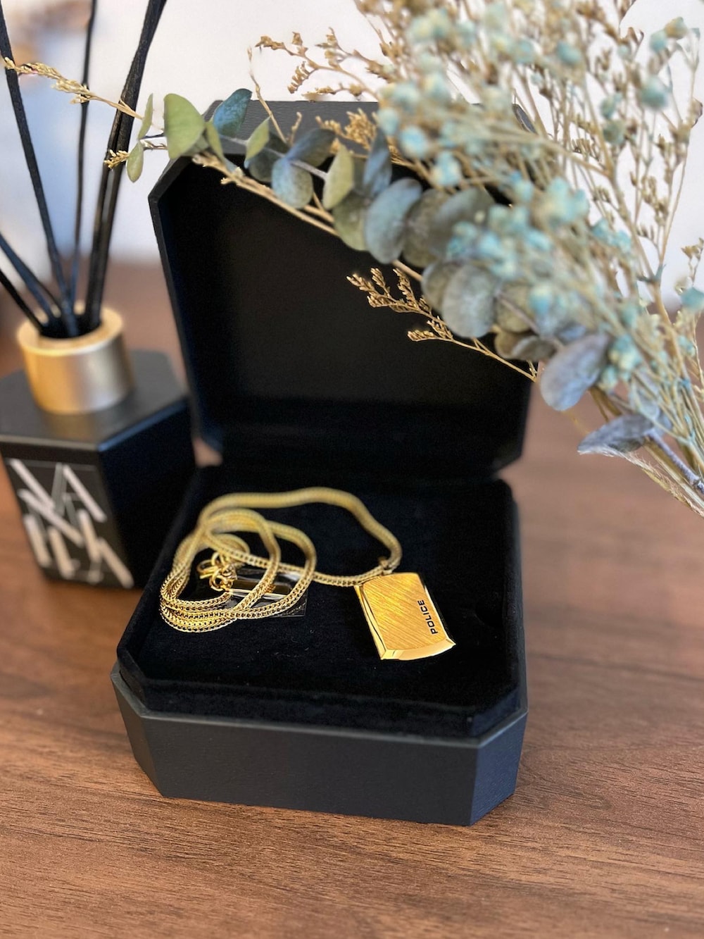 ブラック系のその他アウター、ブラック系のTシャツ/カットソー、ブラック系のスニーカーを着用したメンズの秋コーディネートの2枚目の写真