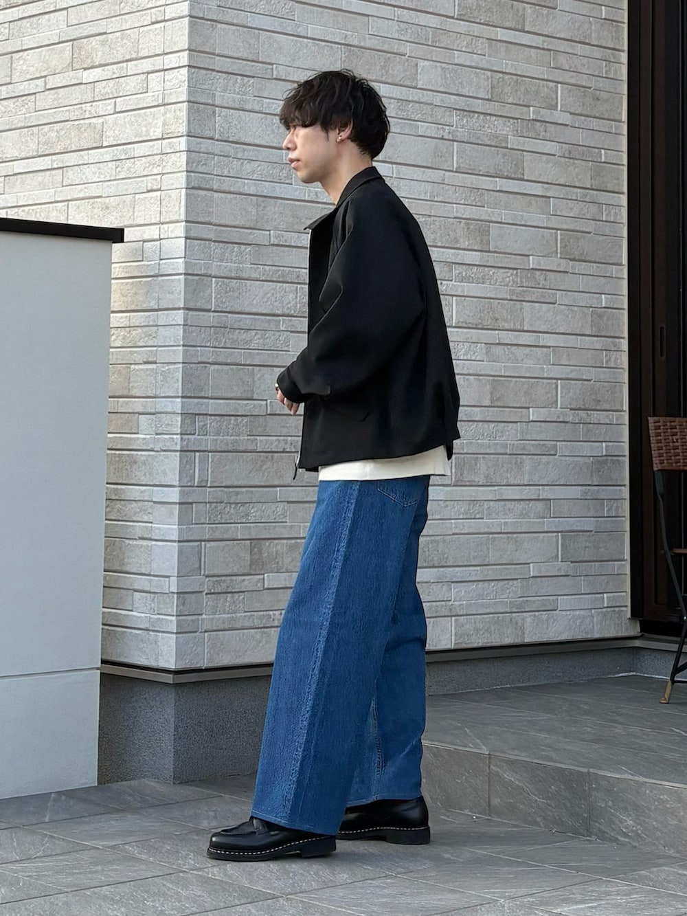 ホワイト系のTシャツ/カットソー、ブラック系のジャケット/アウター、ブルー系のデニムパンツを着用したメンズの春コーディネートの3枚目の写真