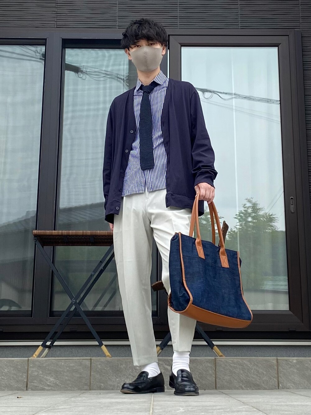 ブルー系のカーディガン/ボレロ、ブルー系のネクタイ、ブルー系のシャツ/ブラウスを着用したメンズの春コーディネートの2枚目の写真