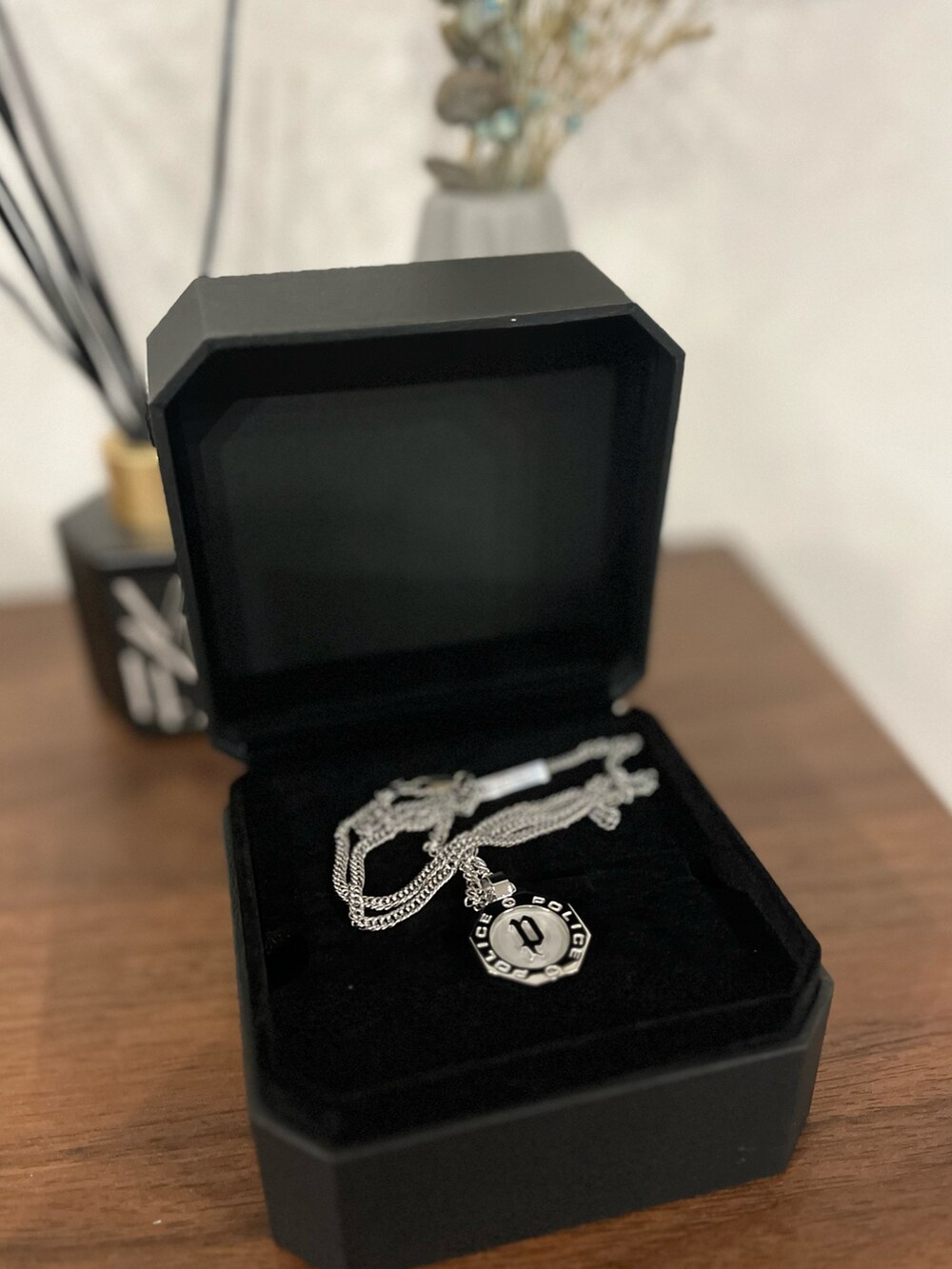 ブラック系のブルゾン、ブラック系のニット/セーター、ベージュ系のスラックスを着用したメンズの春コーディネートの2枚目の写真