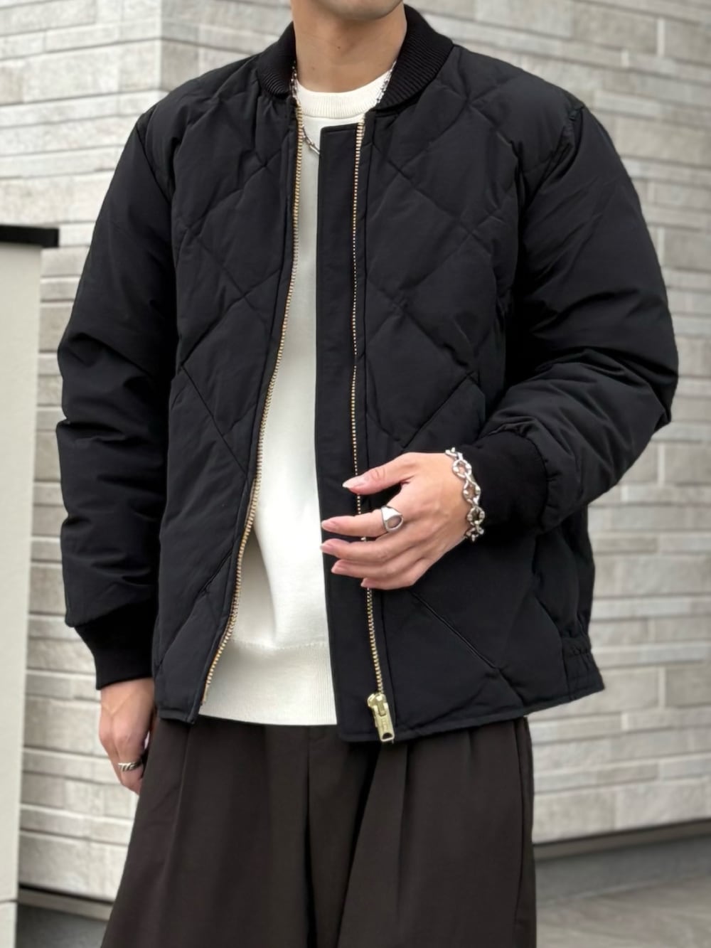 ブラック系のダウンジャケット/コートを着用したメンズの冬コーディネートの3枚目の写真