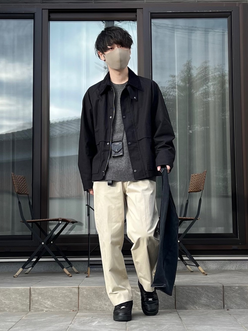 「秋冬コーデ、冬コーデ、ブルゾン、休日スタイル、休日コーデ、きれいめカジュアル、シンプルコーデ、プチプラ、モノトーン、レイヤードスタイル、ニット、カラーパンツ、トートバッグ、スニーカー、クリスマスに着たい服」｜「UNIQLOのアイテム（ジャケット/アウター、ブラック系）」を使った、たけるさん（メンズ・172cm）の冬コーディネートの2枚目の写真