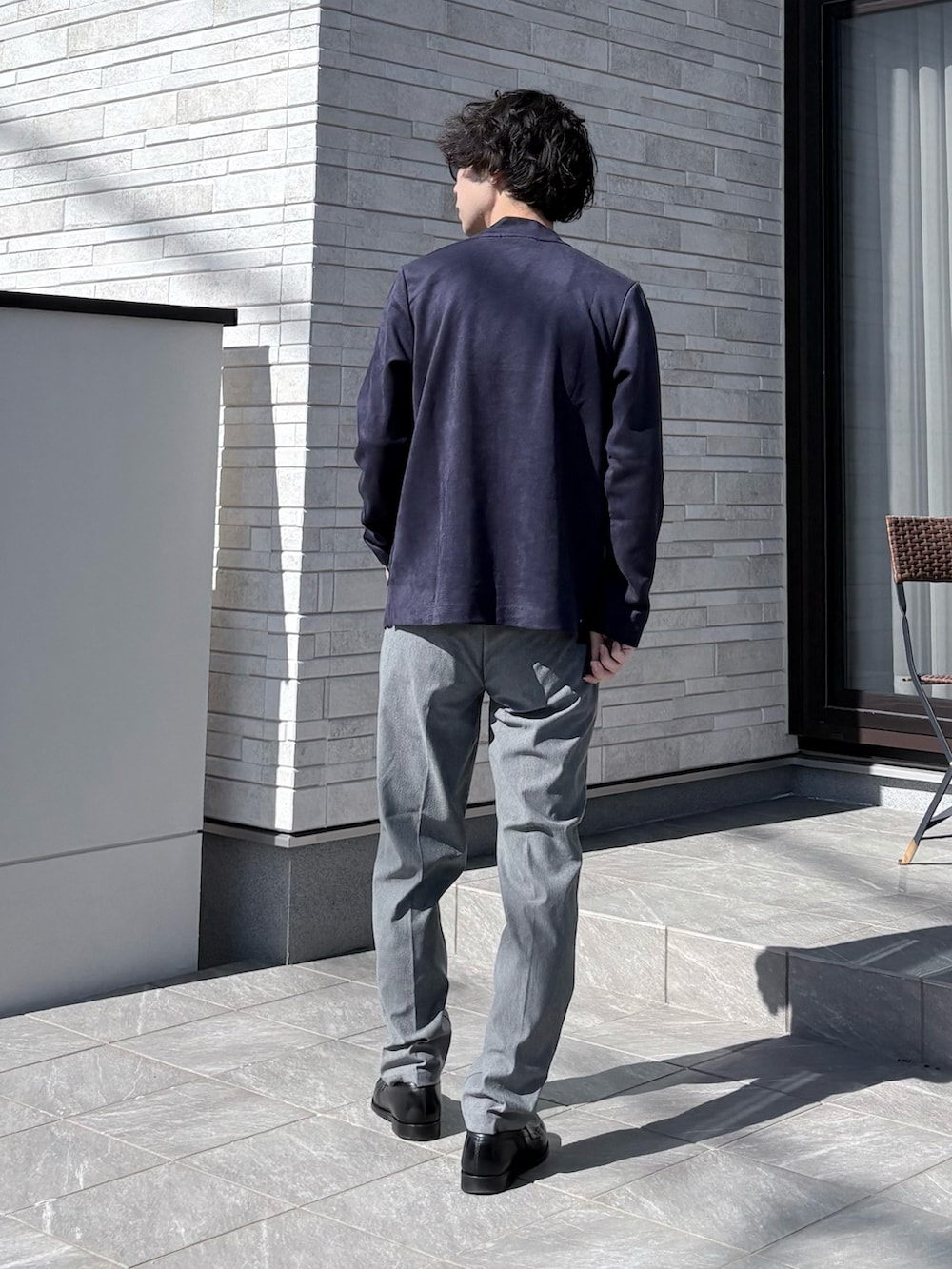 ブルー系のカーディガン/ボレロ、グレー系のその他パンツ、ブラック系のローファーを着用したメンズの冬コーディネートの3枚目の写真