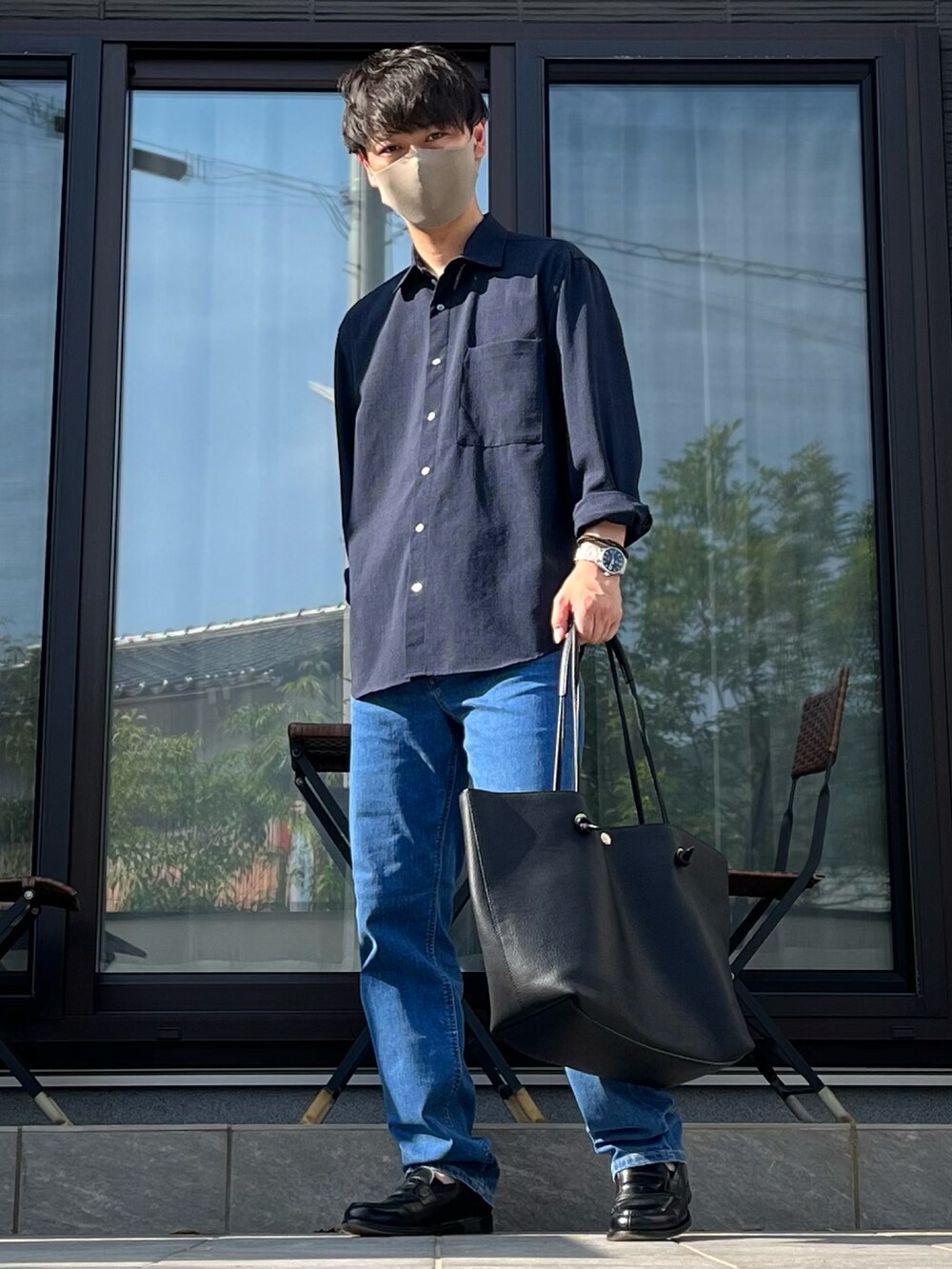 「このスタイルがお気に入り、シンプルコーデ、休日スタイル、休日コーデ、LEE、leejapan、デニム、初夏コーデ、夏コーデ、お出かけコーデ、シャツスタイル、ローファー、きれいめカジュアル、トートバッグ、ワントーンコーデ」｜「Leeのドライタッチで涼しく快適AMERICAN STANDARD　201ストレート【COOL】（デニムパンツ、ブルー系）」を使った、たけるさん（メンズ・172cm）の夏コーディネートの2枚目の写真