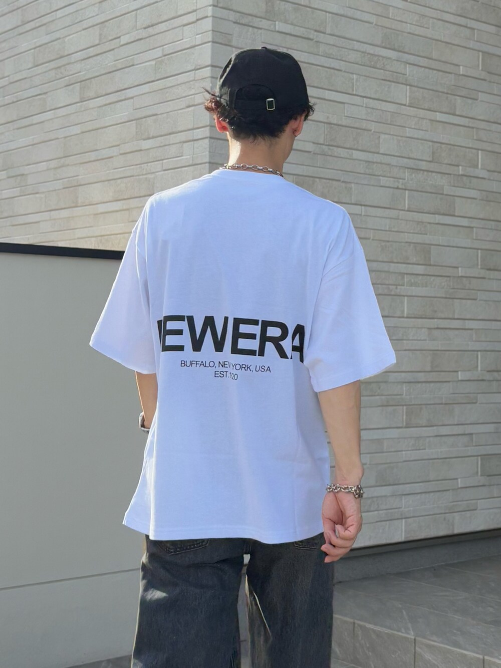 ホワイト系のTシャツ/カットソー、ブラック系のキャップ、シルバー系のネックレスを着用したメンズの夏コーディネートの3枚目の写真