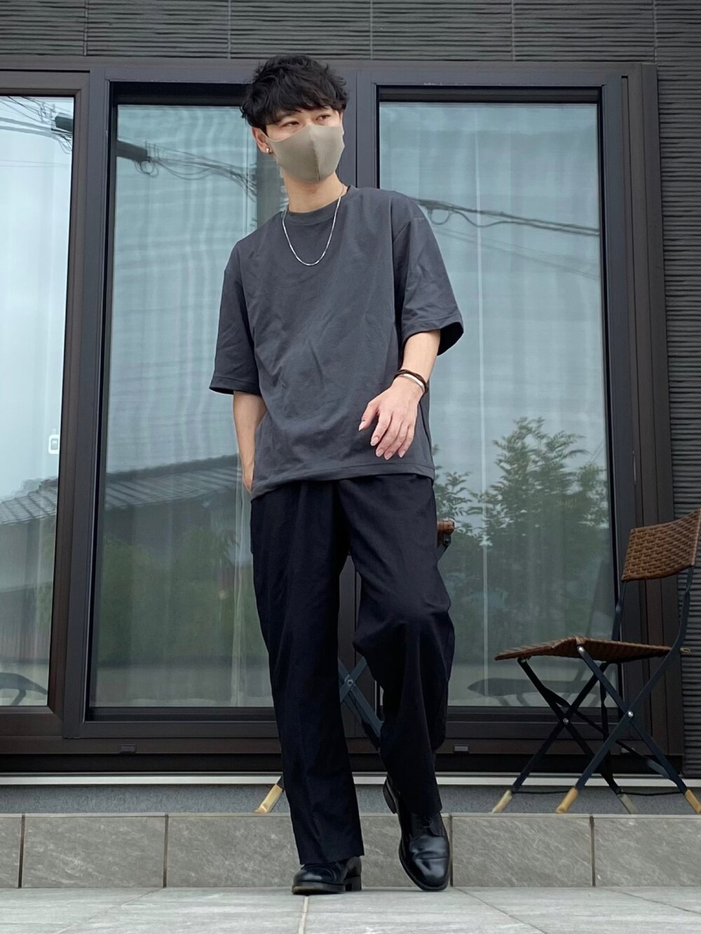 グレー系のTシャツ/カットソー、ブラック系のその他パンツ、ブラック系のローファーを着用したメンズの夏コーディネートの2枚目の写真