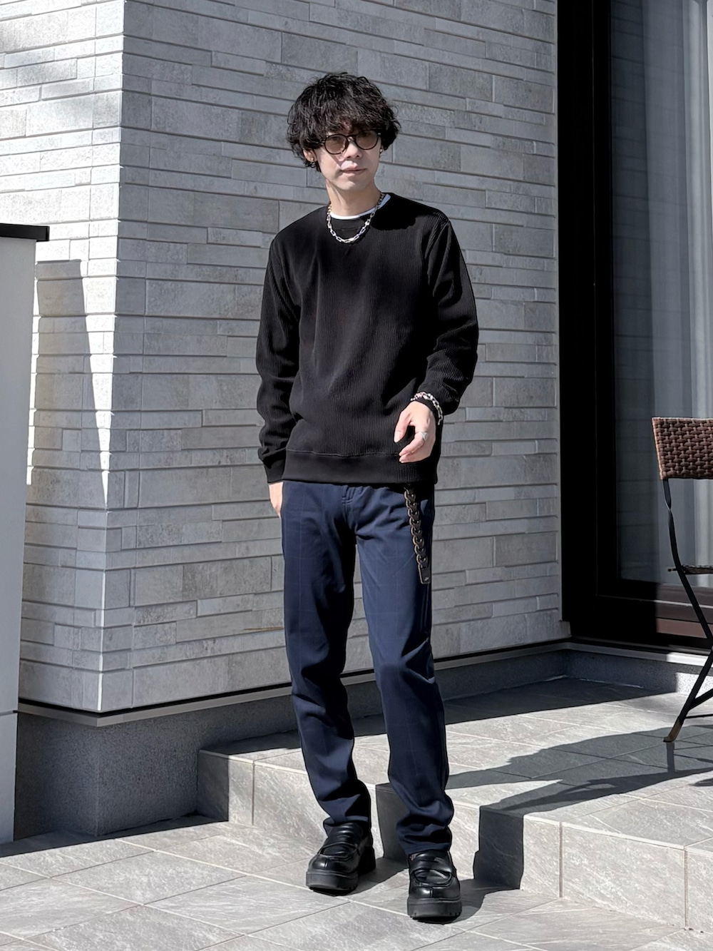 ブラック系のTシャツ/カットソー、ブルー系のその他パンツを着用したメンズの冬コーディネートの2枚目の写真