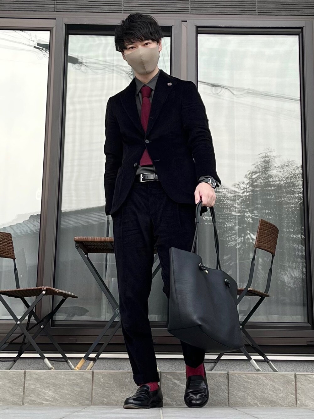 ブラック系のスーツセット、グリーン系のシャツ/ブラウス、ブラック系のトートバッグを着用したメンズの冬コーディネートの2枚目の写真