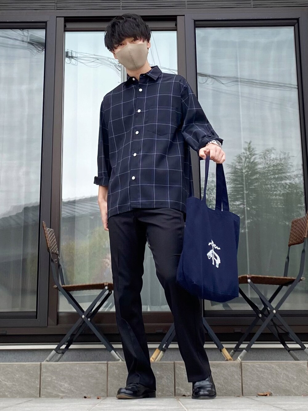 ブラック系のスラックス、ブルー系のシャツ/ブラウス、ブルー系のトートバッグを着用したメンズの秋コーディネートの2枚目の写真