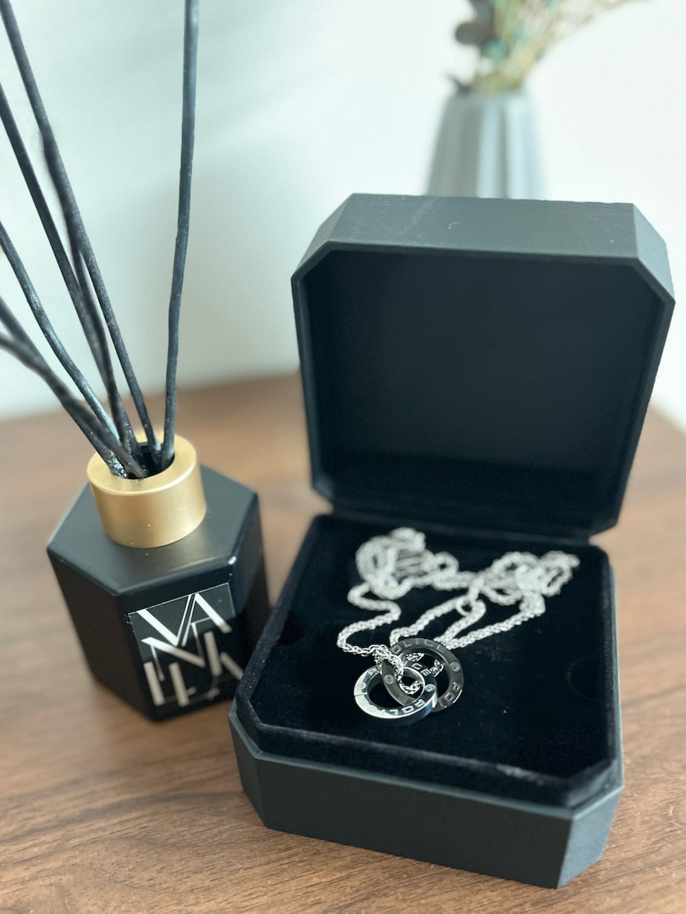 ブルー系のTシャツ/カットソー、グレー系のスラックス、ブラウン系のローファーを着用したメンズの夏コーディネートの2枚目の写真