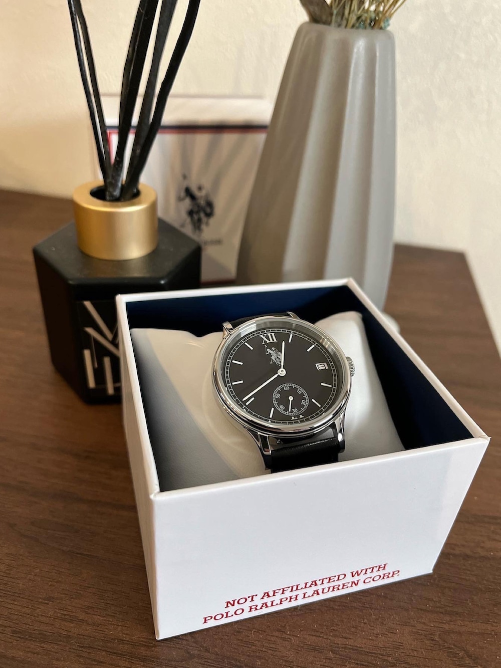 グレー系のブルゾン、グレー系のニット/セーター、グレー系のスラックスを着用したメンズの冬コーディネートの2枚目の写真