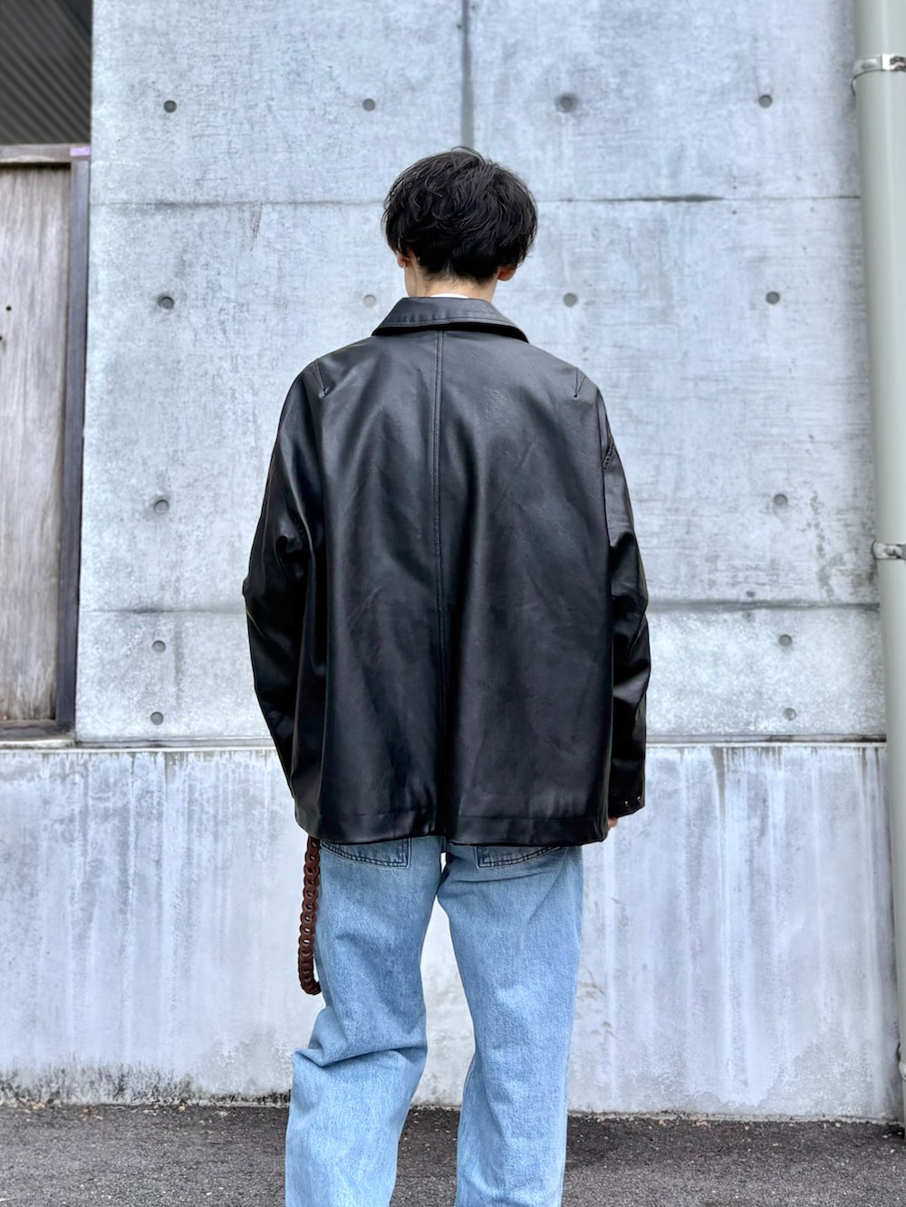 ブラック系のブルゾン、ブルー系のシャツ/ブラウス、ブルー系のデニムパンツを着用したメンズの冬コーディネートの3枚目の写真