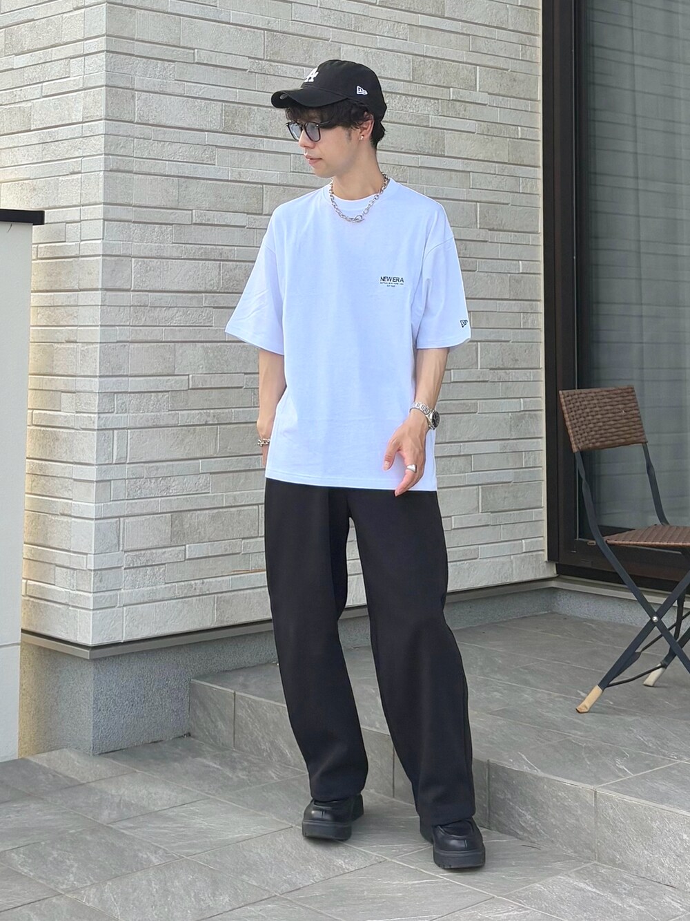 ホワイト系のTシャツ/カットソー、シルバー系のネックレス、ブラック系のキャップを着用したメンズの夏コーディネートの2枚目の写真