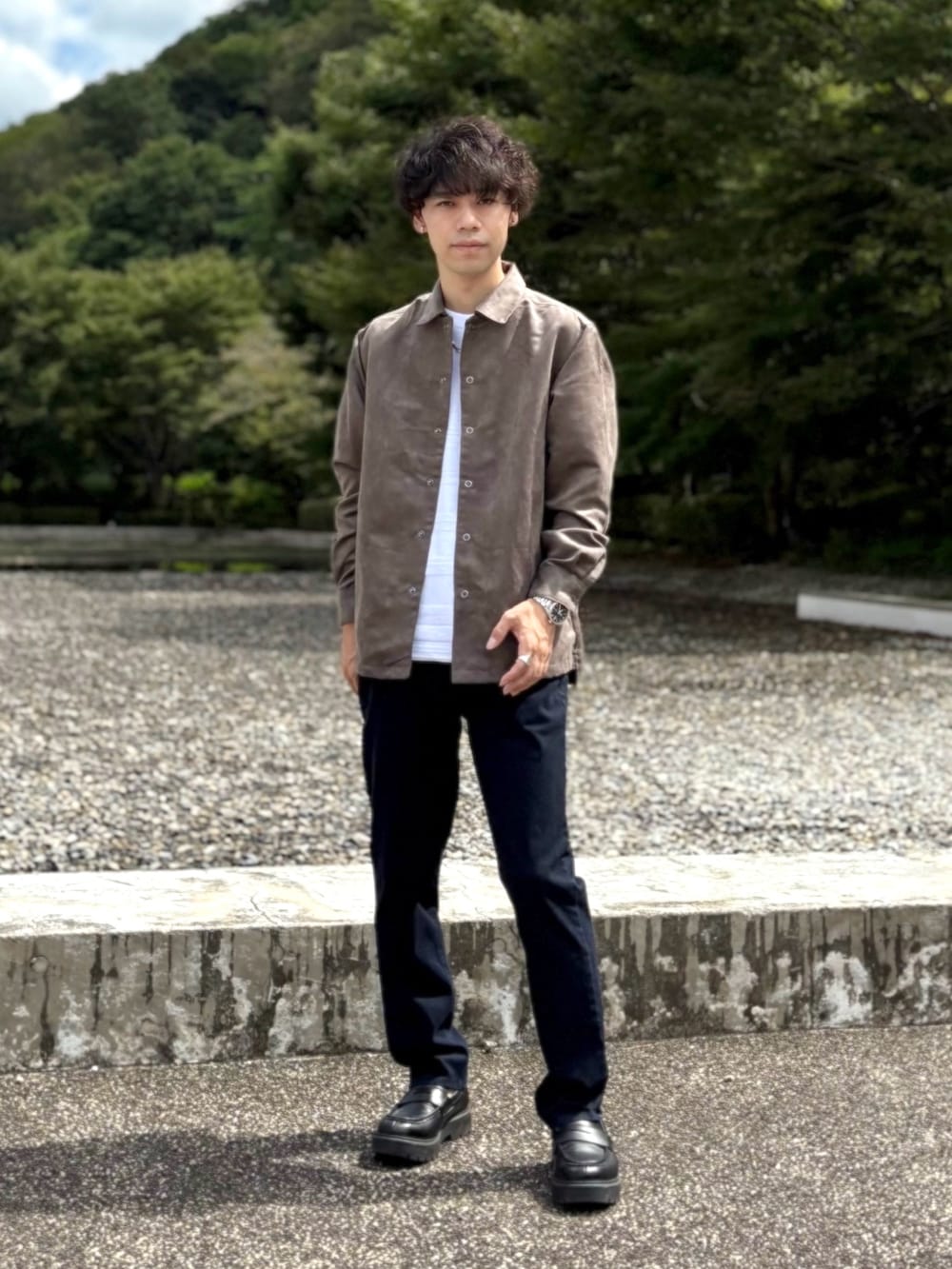 グレー系のシャツ/ブラウス、ホワイト系のTシャツ/カットソー、ブルー系のデニムパンツを着用したメンズの秋コーディネートの2枚目の写真