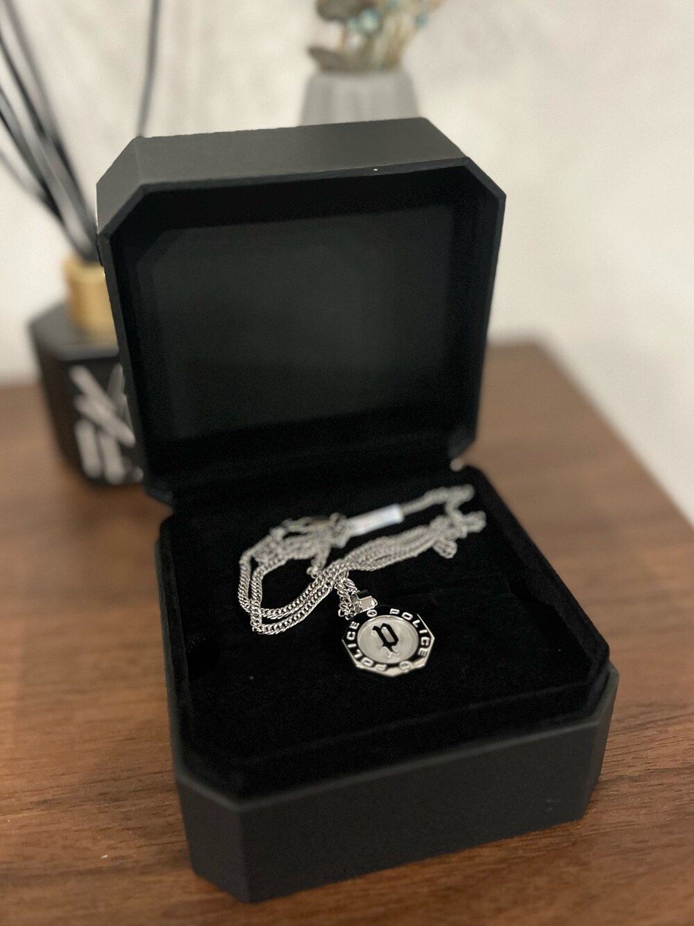 ブラック系のスラックス、グレー系のトレンチコート、ホワイト系のスウェットを着用したメンズの春コーディネートの3枚目の写真