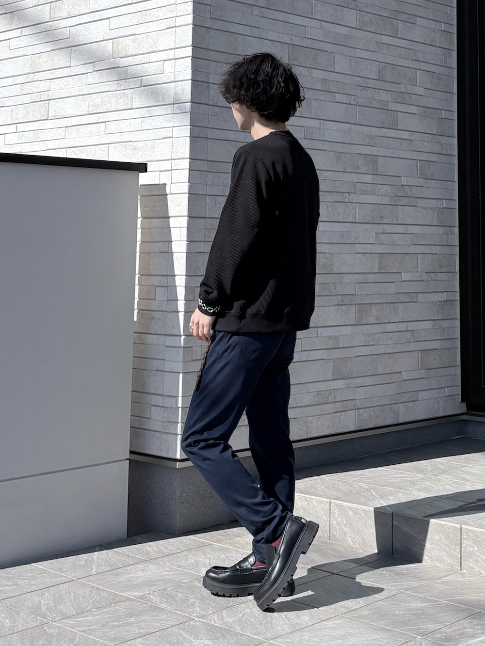 ブラック系のTシャツ/カットソー、ブルー系のその他パンツを着用したメンズの冬コーディネートの5枚目の写真