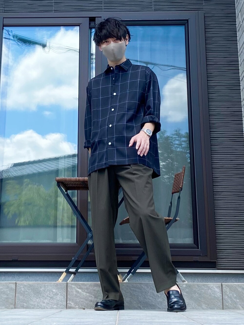 ブルー系のシャツ/ブラウス、グリーン系のその他パンツ、ブラック系のローファーを着用したメンズの秋コーディネートの2枚目の写真