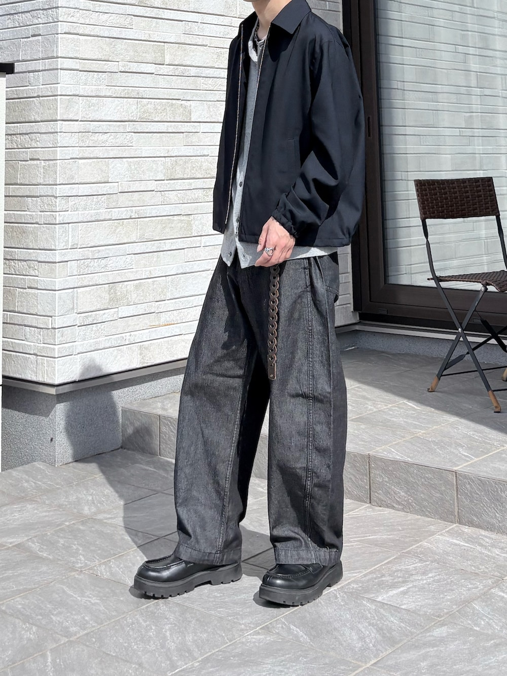ブルー系のブルゾン、ブラック系のデニムパンツ、ブラック系のローファーを着用したメンズの春コーディネートの3枚目の写真