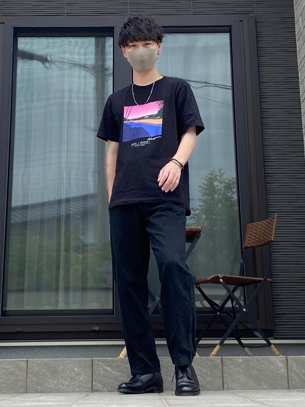 ブラック系のTシャツ/カットソー、ブラック系のデニムパンツ、ブラック系のスニーカーを着用したメンズの夏コーディネートの2枚目の写真