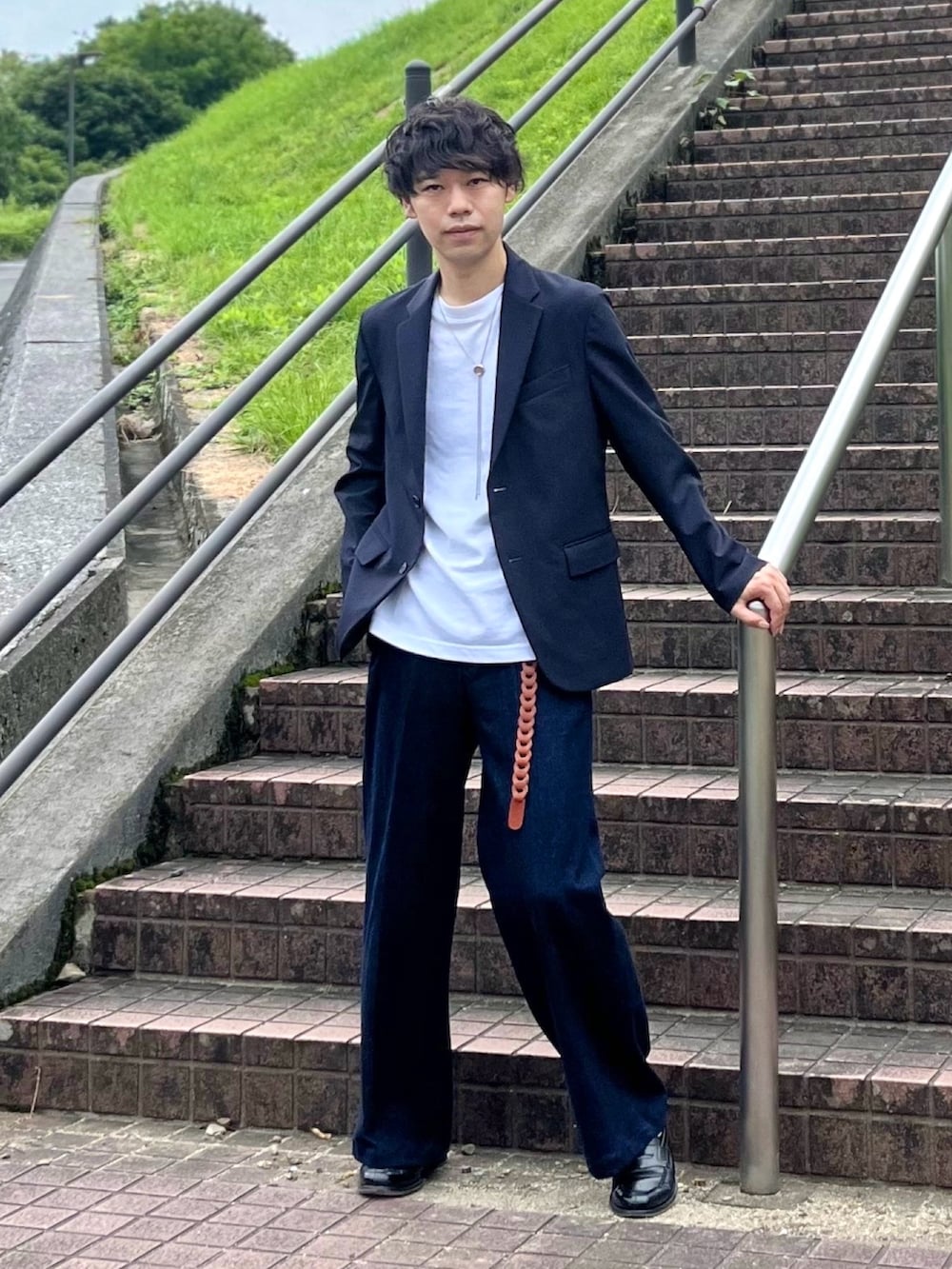 ブルー系のその他アウター、ホワイト系のTシャツ/カットソー、ブラック系のローファーを着用したメンズの秋コーディネートの4枚目の写真