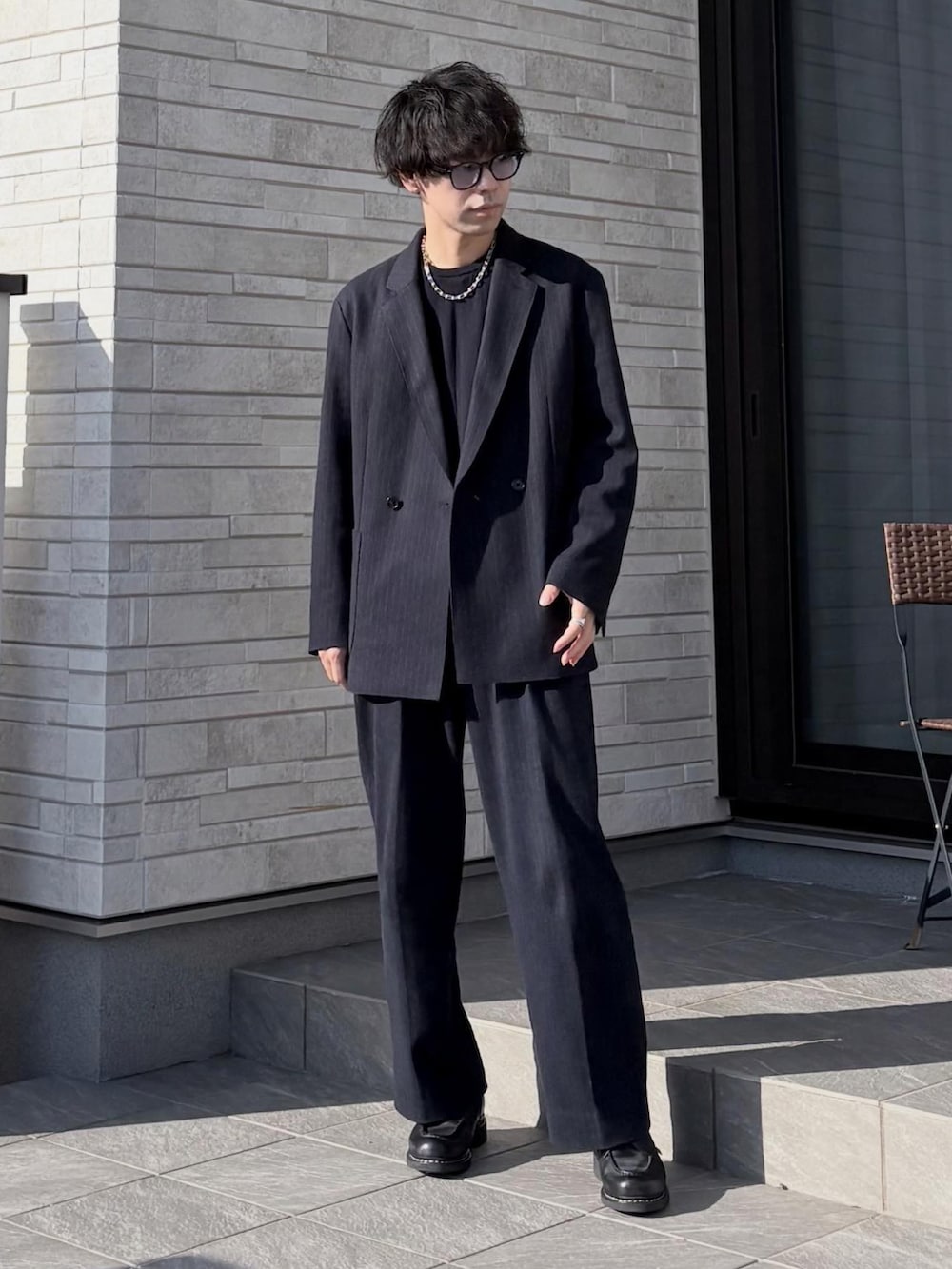 ブルー系のテーラードジャケット、ブルー系のスラックス、ブルー系のニット/セーターを着用したメンズの春コーディネートの2枚目の写真