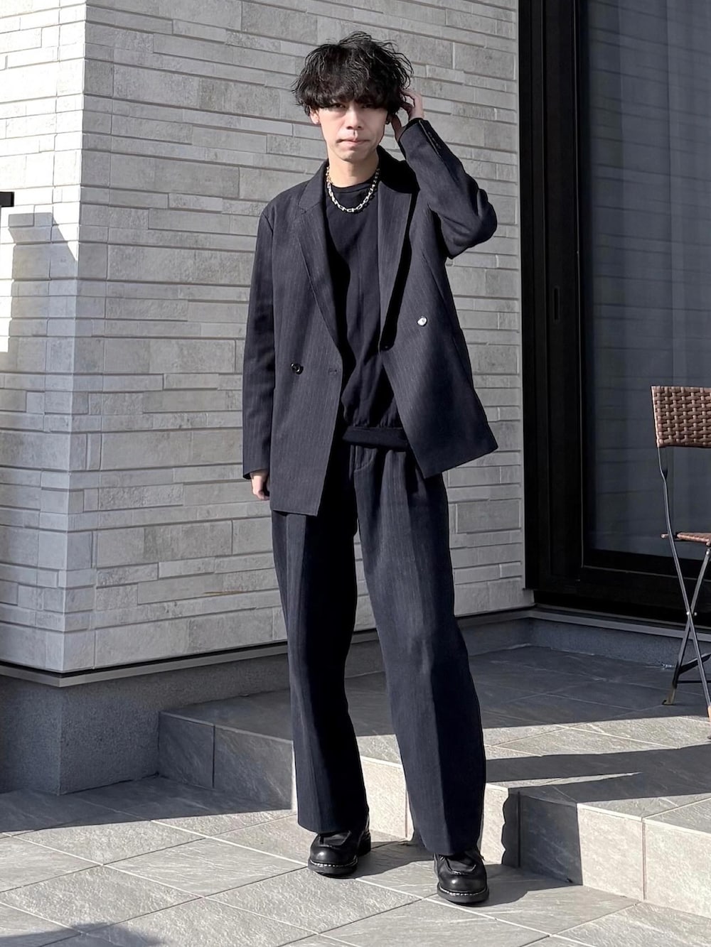 ブルー系のテーラードジャケット、ブルー系のスラックス、ブルー系のニット/セーターを着用したメンズの春コーディネートの3枚目の写真