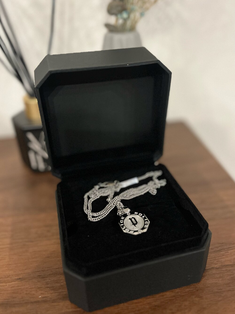 ブラック系のスラックス、グレー系のブルゾン、ブラック系のニット/セーターを着用したメンズの春コーディネートの2枚目の写真