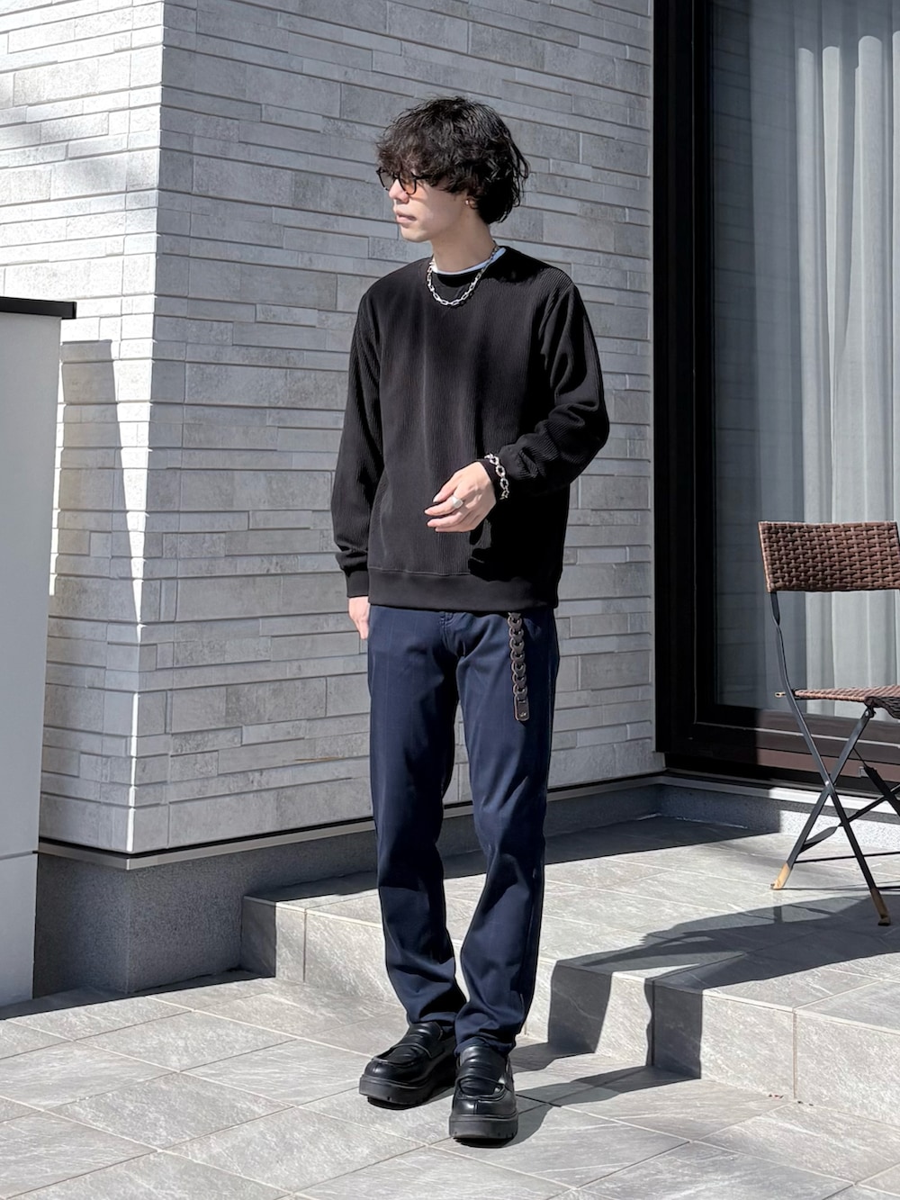 ブラック系のTシャツ/カットソー、ブルー系のその他パンツを着用したメンズの冬コーディネートの3枚目の写真