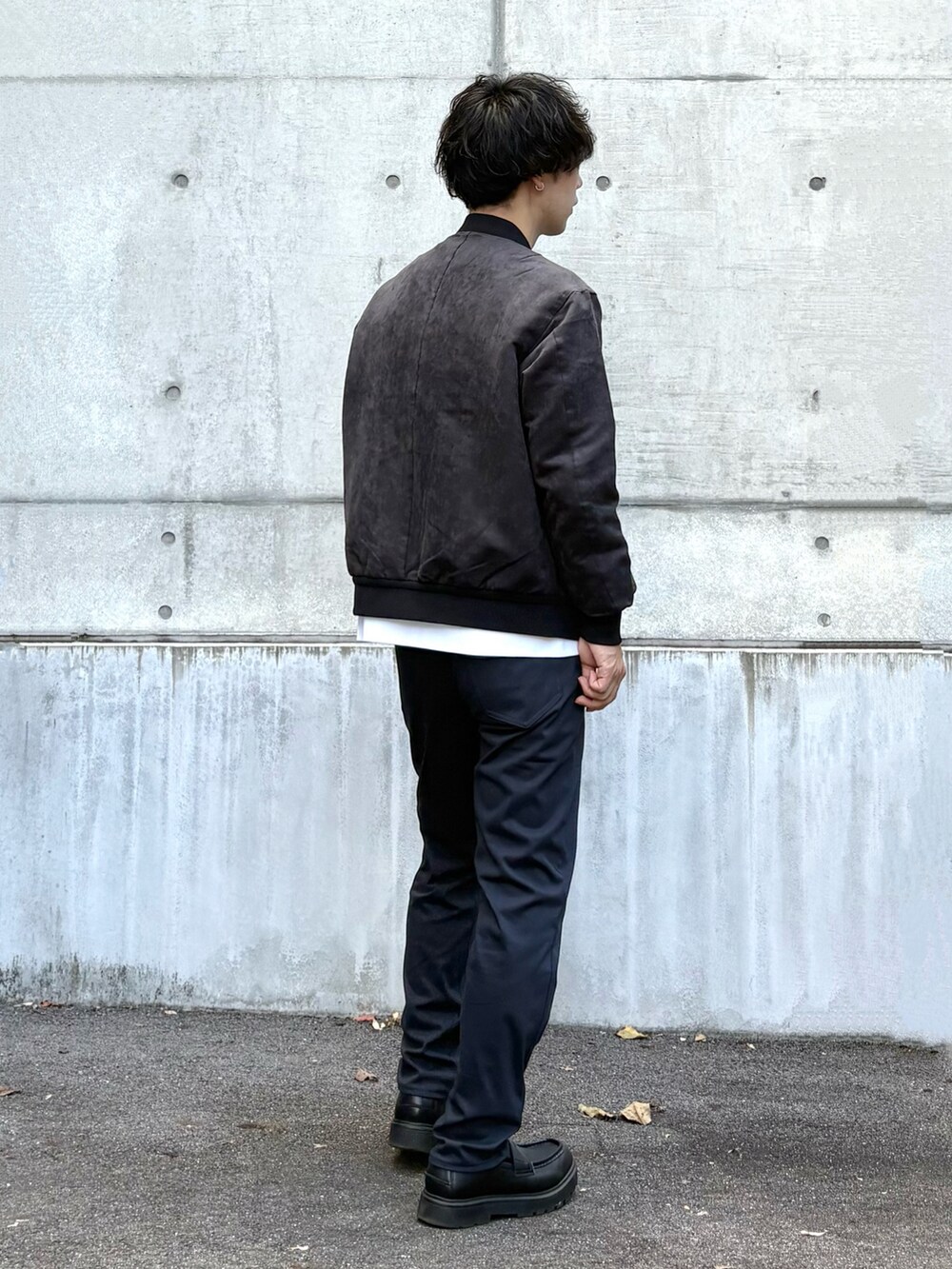 ホワイト系のTシャツ/カットソー、ブラック系のブルゾン、ブルー系のその他パンツを着用したメンズの秋コーディネートの2枚目の写真