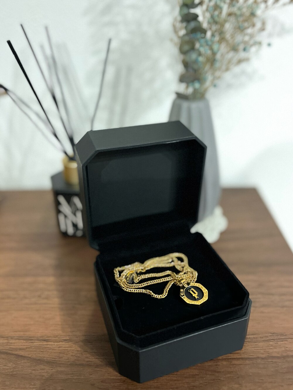 ブラック系のバックパック/リュック、グレー系のカバーオール、グレー系のTシャツ/カットソーを着用したメンズの春コーディネートの3枚目の写真