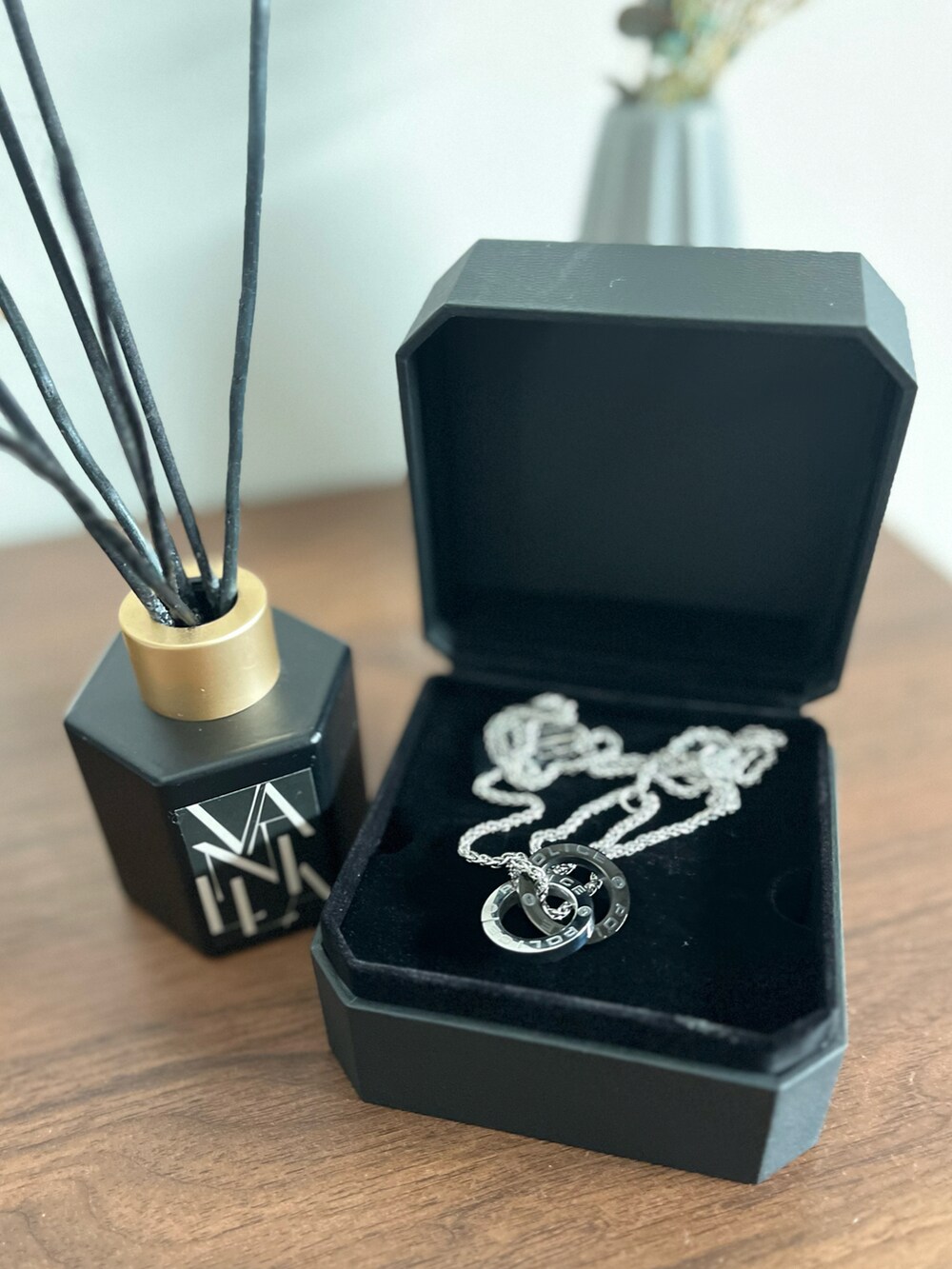 ブラック系のテーラードジャケット、ホワイト系のTシャツ/カットソー、ブラック系のスラックスを着用したメンズの夏コーディネートの2枚目の写真