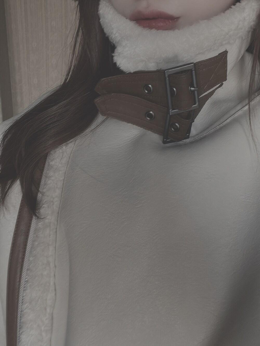 ホワイト系のムートンコート、ベージュ系のワンピース、ブラック系のブーツを着用したレディースの冬コーディネートの3枚目の写真